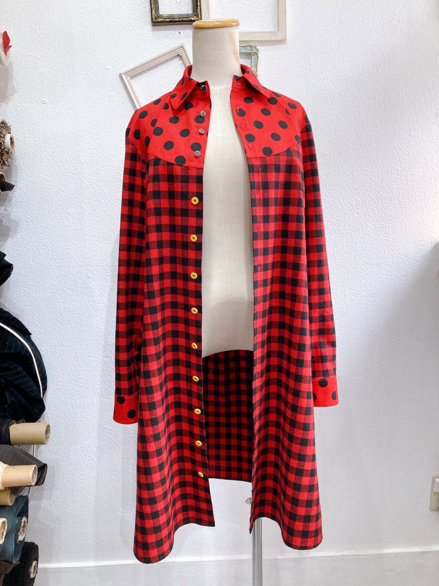 ropapura's tweet photo. カップルでシェアできるアイテムどうかな？ってコンセプトで作ってみた

女性が着たらワンピースで、男性が着たらアウターっぽく着られるって感じ https://t.co/QyX7e0j4HK