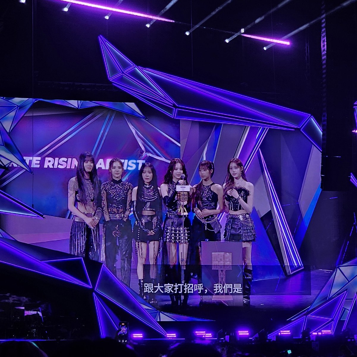 Day 2 has started! Congratulations to IZNA for winning Favourite Rising Artist 🏆 #2025MAMA