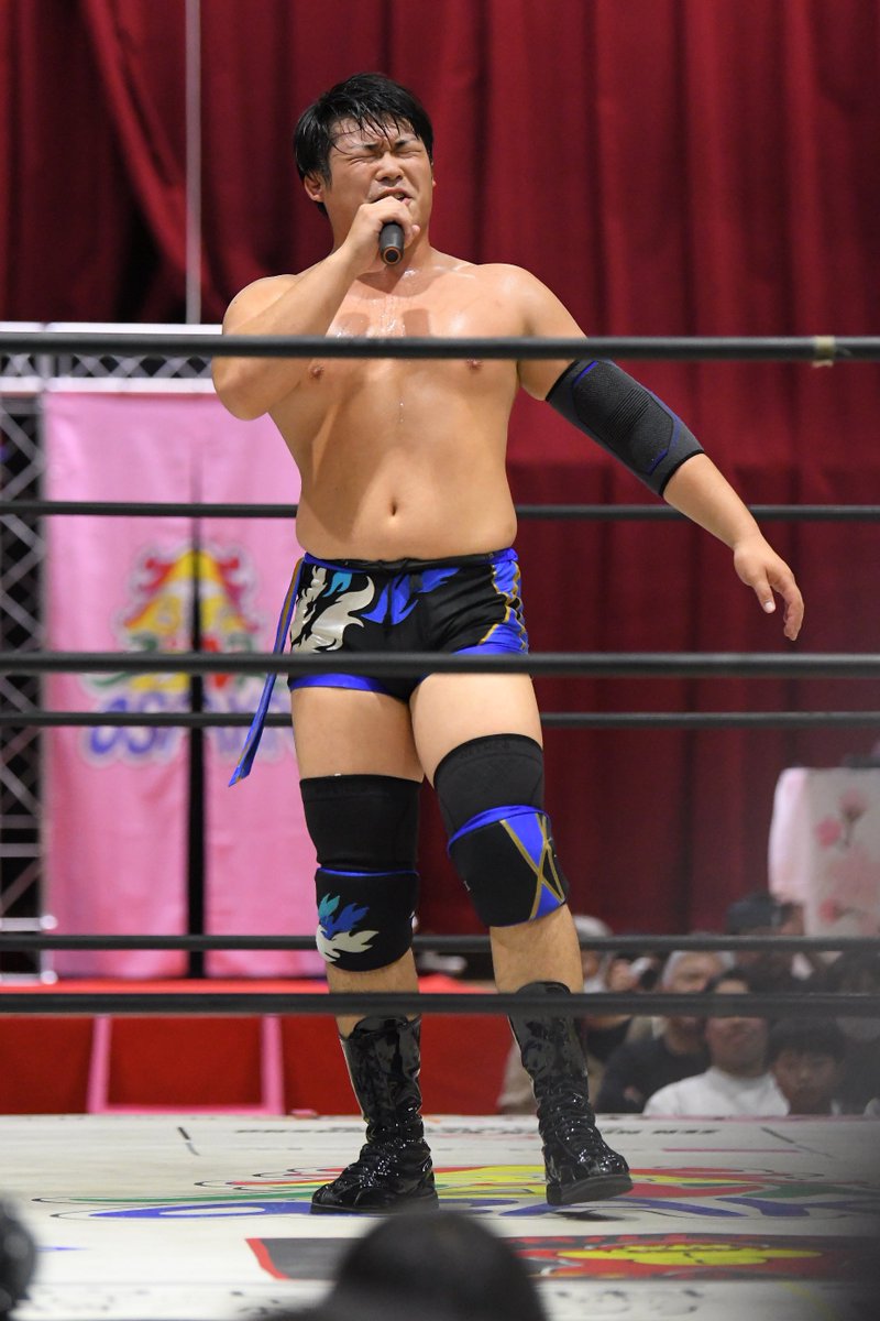 mjk_pw100's tweet image. 2025.11.29 大阪プロレス アクティブスクエア大東
第5試合
佐野蒼嵐選手。
田中将斗選手。ハヤブサ選手。
🌀「田中選手とハヤブサ選手はゲームでよく使わせて頂きました！」と蒼嵐選手のマイクを聞いて、ニッコリ笑顔の田中選手と目元が微笑んでたハヤブサ選手。
#大阪プロレス #pwzero1