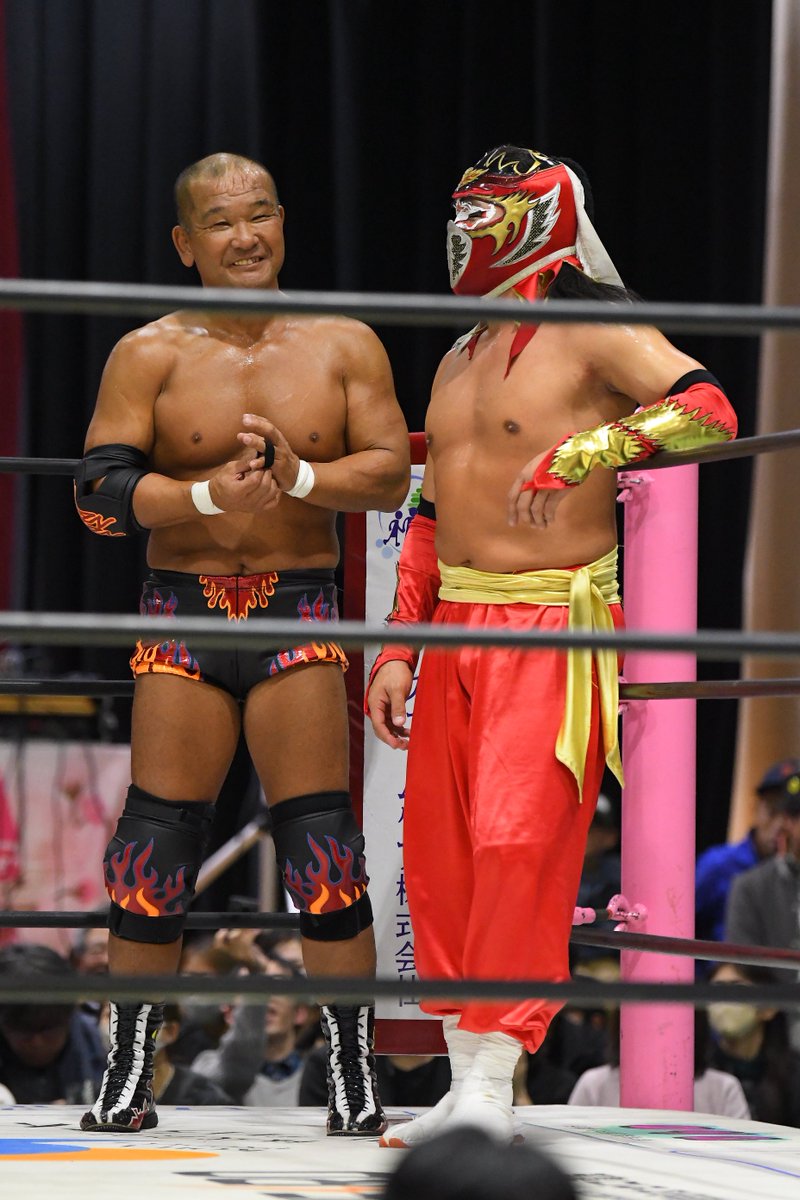 mjk_pw100's tweet image. 2025.11.29 大阪プロレス アクティブスクエア大東
第5試合
佐野蒼嵐選手。
田中将斗選手。ハヤブサ選手。
🌀「田中選手とハヤブサ選手はゲームでよく使わせて頂きました！」と蒼嵐選手のマイクを聞いて、ニッコリ笑顔の田中選手と目元が微笑んでたハヤブサ選手。
#大阪プロレス #pwzero1