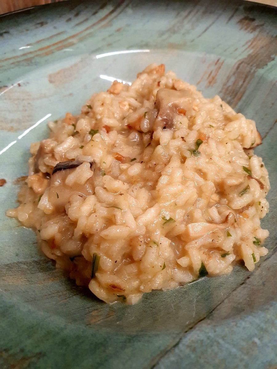 IgorB090371's tweet photo. Rižota z jurčki in puranom😋👌
#marenda
#dobertek https://t.co/7IX8LzMtMY