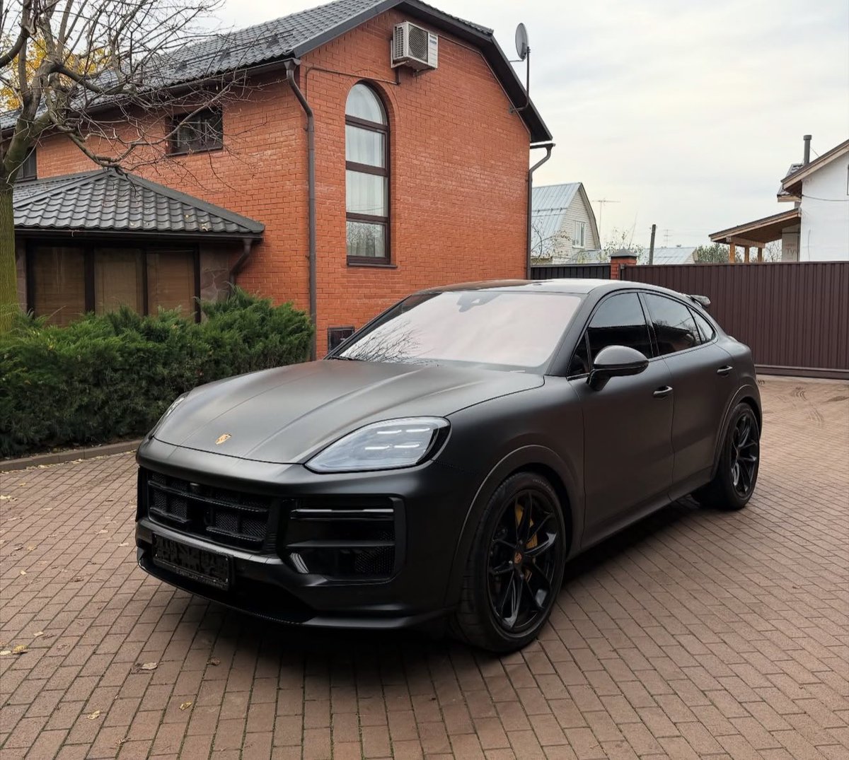 autochat360's tweet photo. Blacked Out Porsche Cayenne Turbo GT😍 https://t.co/pTLaCcGWG0