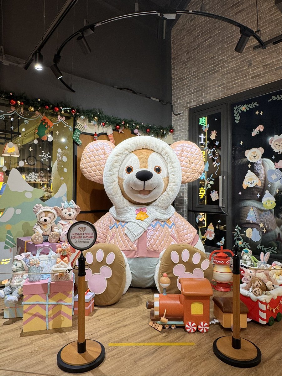 pu_Daka's tweet photo. 【上海、上海ディズニー観光レポ④】
ディズニータウンめちゃくちゃクリスマスでした
ただ悲しかったのがスタバが改装中(?)だったようで、限られたメニューのみのキッチンカー方式でした😢 https://t.co/mbSoHUQgQ3
