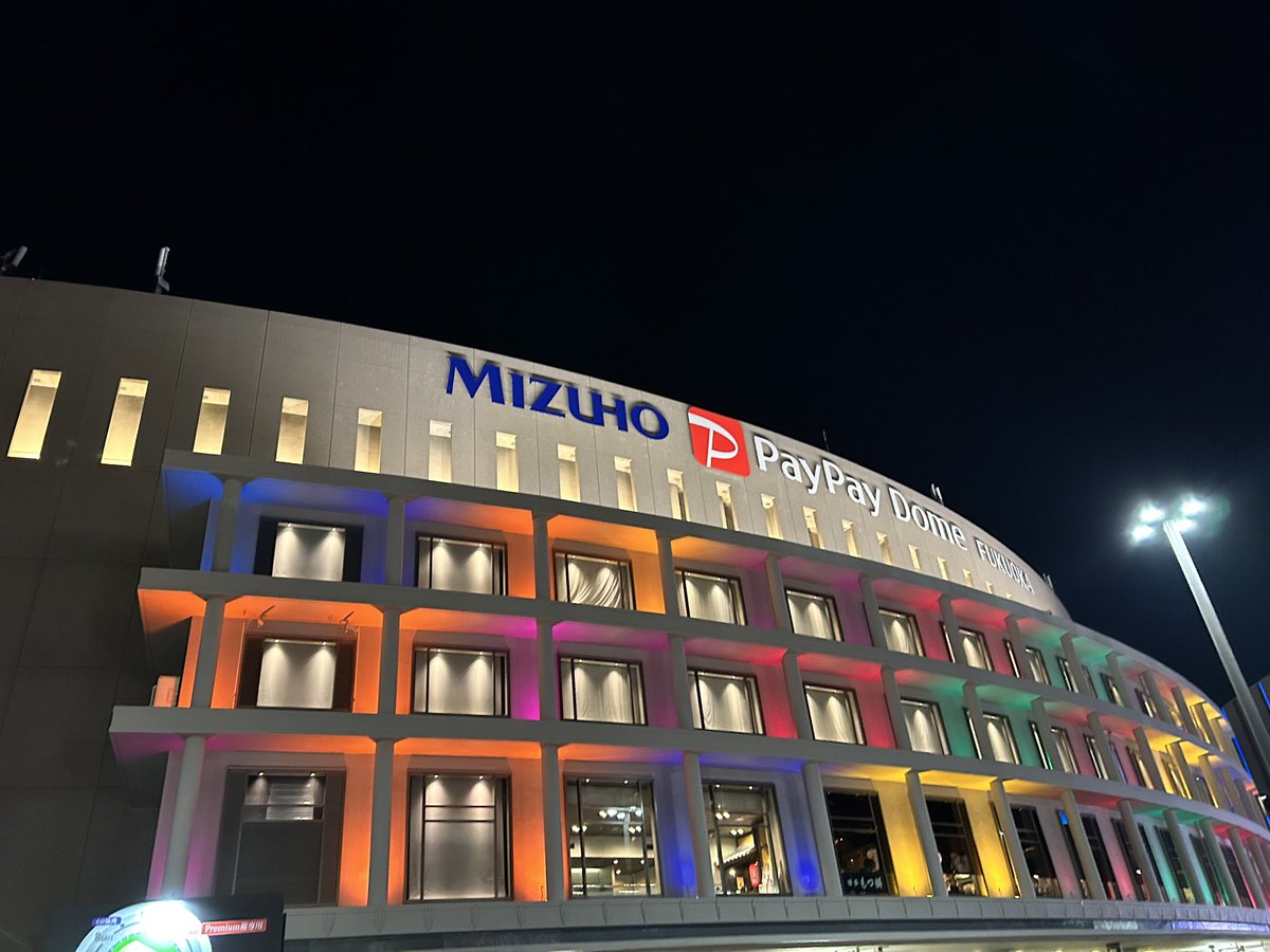 人生初のSS席を入金漏れで流す大愚行をした私を、チケットぴあ様様様が救ってくださり、注釈付きチケットが当たって単身福岡へ。最高のセトリに、興奮し、涙し、色んな思いが溢れ、一生忘れないLIVE-GYMになりました。松本さん、稲葉さん、二人のB'z、やっぱり最高過ぎました #FMP #Bz