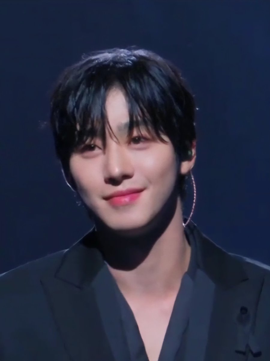 존재감 maximum이지만 🙄
하... 
그래..  가수들 잔치에서
배우가 노래하는건 좀...
글킨하긴 뭐!!!
누구는 아주 지대로 
노래방이던데 😭
그냥..  내가 요즘 화가 많아져서 그래....🫠