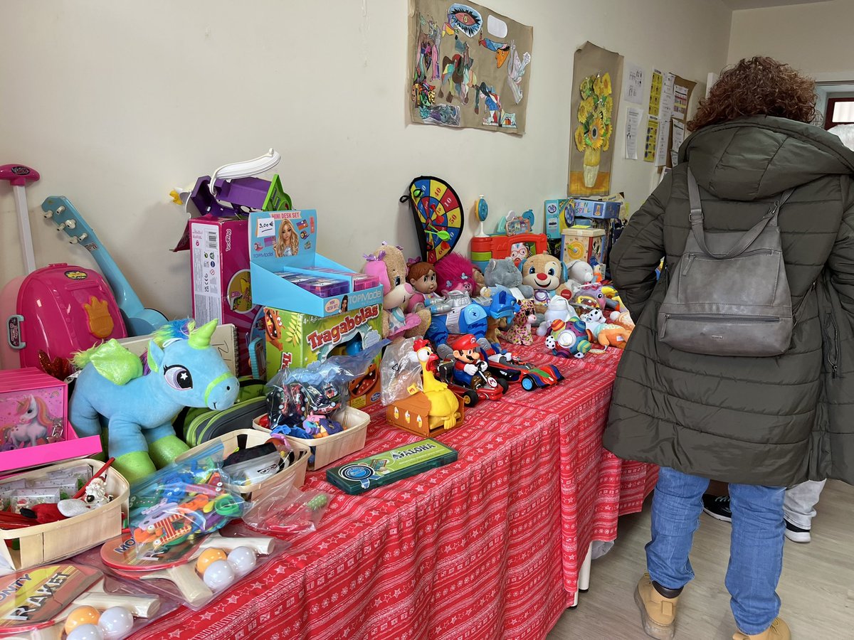 MERCADILLO SOLIDARIO NAVIDEÑO

🎄Hoy hemos estado acompañando a Avante 3 en su tradicional Mercadillo Solidario Navideño.

🗣️ La Concejala de #ULEG <a href="/MercedesULEG/">Mercedes Neria</a> ha asistido al evento: “Avante 3 hace una labor extraordinaria en nuestra ciudad. Hay que seguir apoyándoles”.

#Uleg