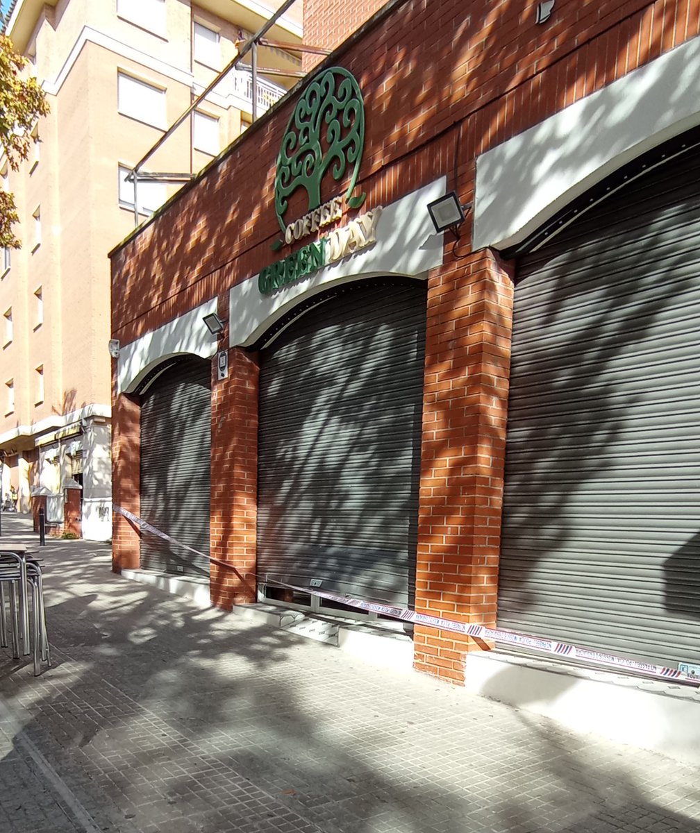 Persiana forçada i local precintat; un altre comerç afectat a la ciutat… 
Què està fallant en la seguretat de #Viladecans que el comerç local està indefens? 🤔