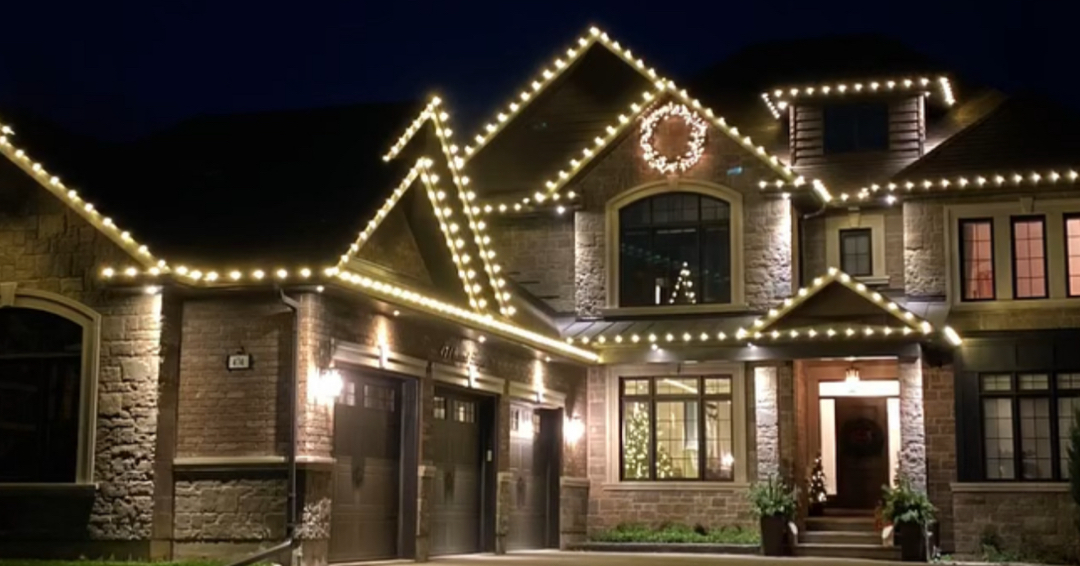 TwinkleTask's tweet photo. Avalon at Cypress is glowing! Glisten Package + large wreath for a full architectural holiday display. Call/text 877-955-5550. #HolidayLightsHouston #AvalonAtCypress #GlistenPackage https://t.co/skv3aJaBI8