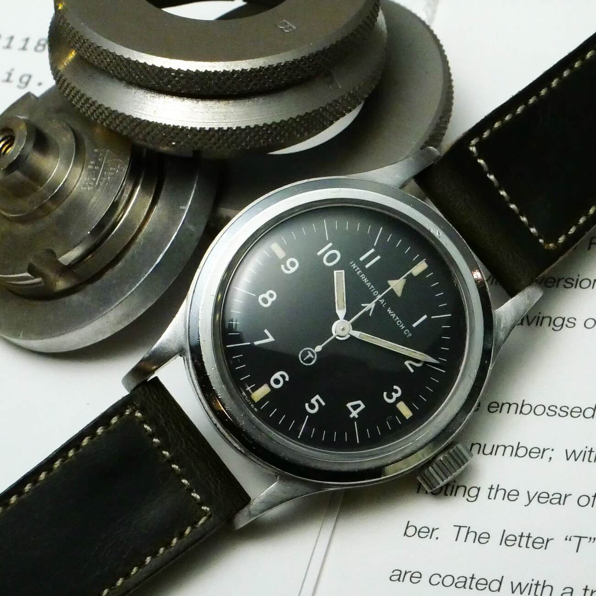 Carese_maru's tweet photo. 1951年製IWCのマークⅪがアーカイブと修理保証書付きで入荷致しました。ダイアルに汚れやキズ等はなく、ケースもボリュームがしっかりと残った良いコンディションです。丸の内店に展示しておりますので、是非店頭にてご覧ください。 https://t.co/tNxLaMrH2Q
