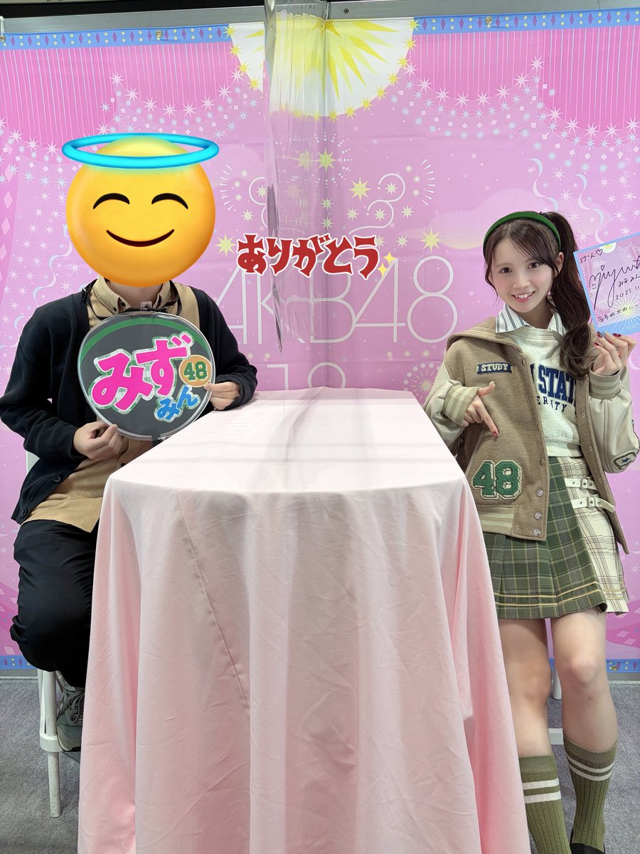 水島美結 ちゃん 風の待ち伏せイメージで作ったうちわを首から下げて