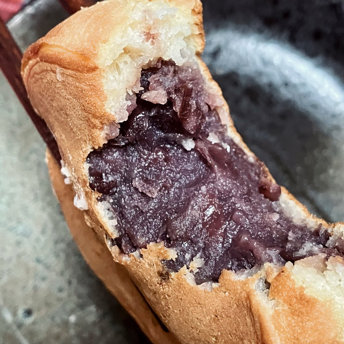 大きめのあじまんみたいな奴をもろた！
つぶあんがぎっしりでほどよい優しい甘さ、トースターでちょと温めて表面サクッとさせて和菓子な香ばしさ引き立つ！最高にうまい😋