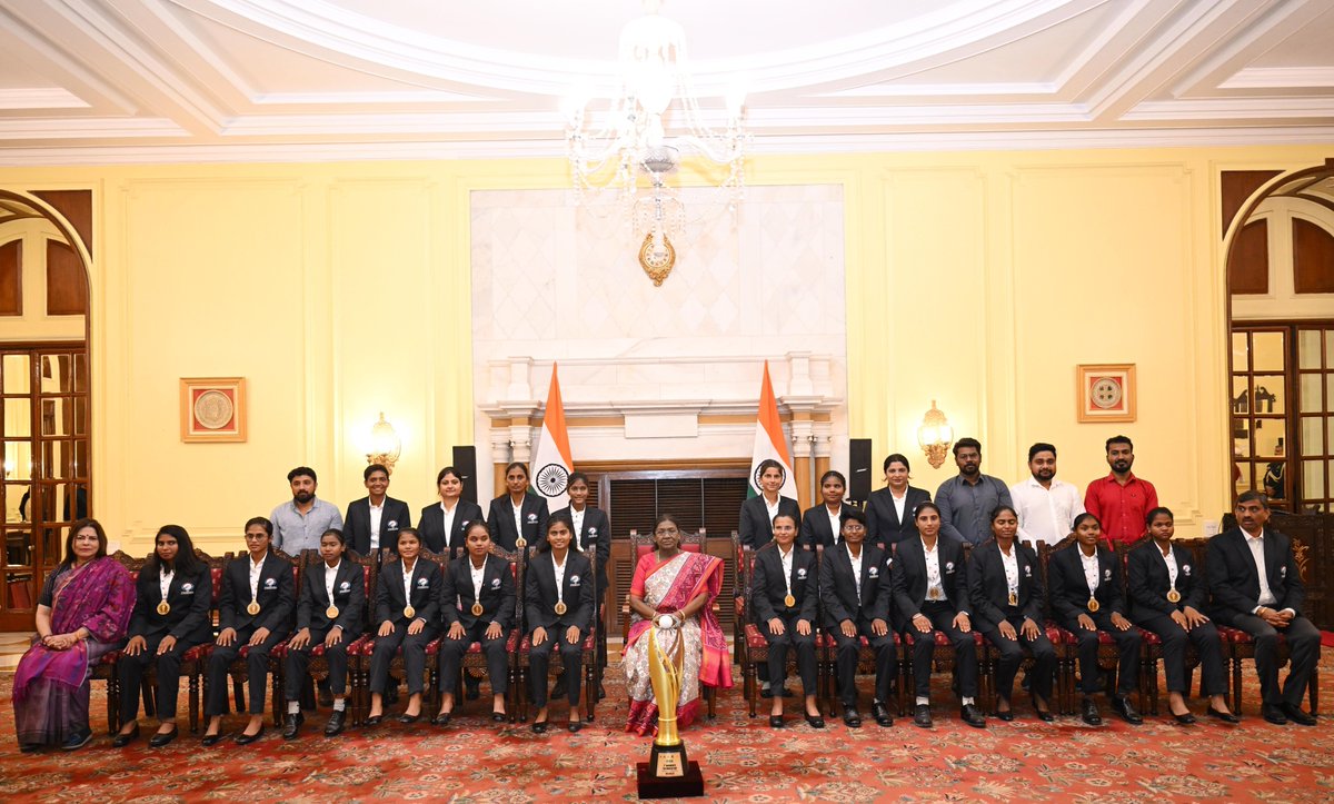 airnewsalerts's tweet image. Indian Blind Women’s Cricket Team, winner of the first-ever T20 World Cup called on President #DroupadiMurmu at Rashtrapati Bhavan.

On the occasion, President Murmu was presented an autographed cricket bat by the team.

The President also congratulated the team members on…