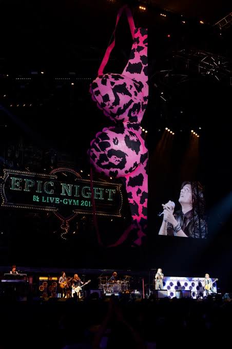KzPleasure's tweet photo. 多くは語らないですが、
「今回初B’zだけどライブ凄い！」
と、思ったそこのアナタ！👈

B’zは演奏力もさることながら過去に
モトクロス走らせたり、
遠心力伴う程ステージ高速回転したり、
スポーツカー落下させたり、
巨大ブラジャー召喚したり、

まだまだ演出もこんなもんじゃないです🤘
#Bz #FYOP https://t.co/fpqsdMhY5f