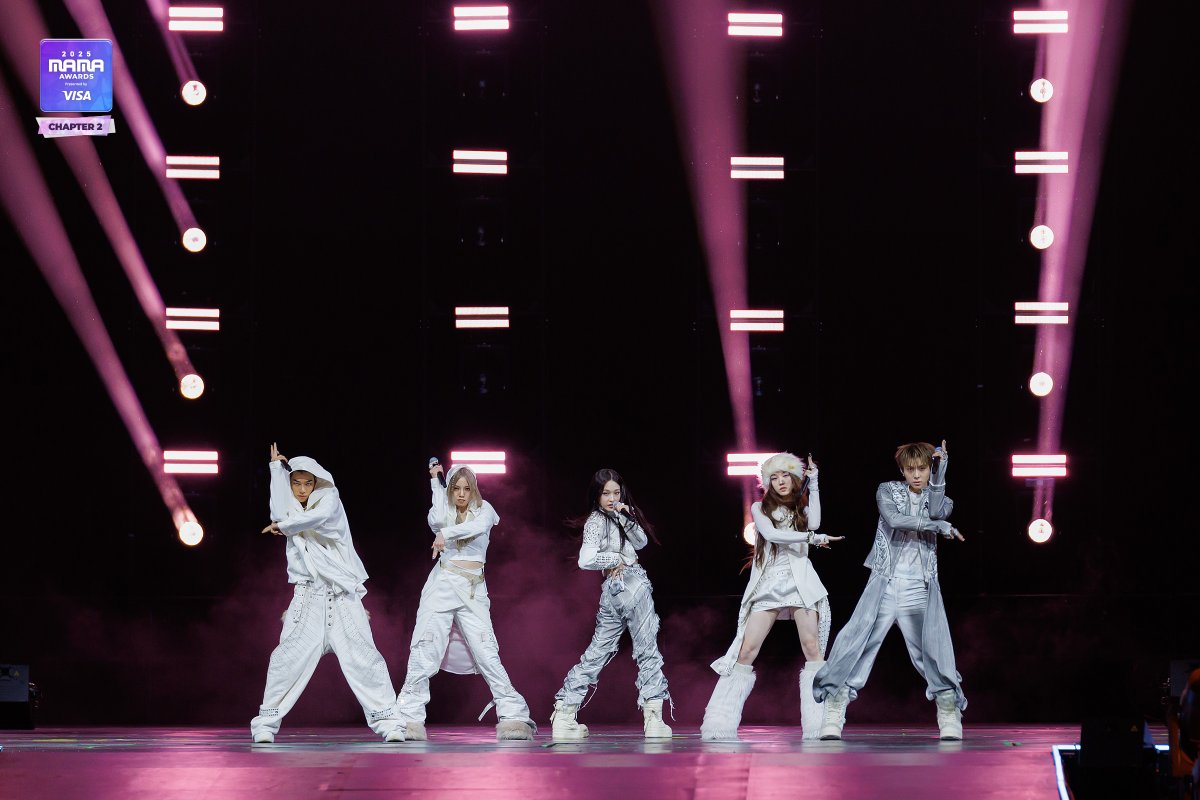 [#2025MAMA] HEAR MY ROAR📷

🎙️KIM HYE SOO (김혜수) × FELIX (필릭스)
🎙️KYOKA (쿄카) × SUNG HAN BIN (성한빈)
🎙️ALLDAY PROJECT

HEAR MY ROAR, UH-HEUNG
2025 MAMA AWARDS

#MAMAAWARDS #2025MAMAAWARDS