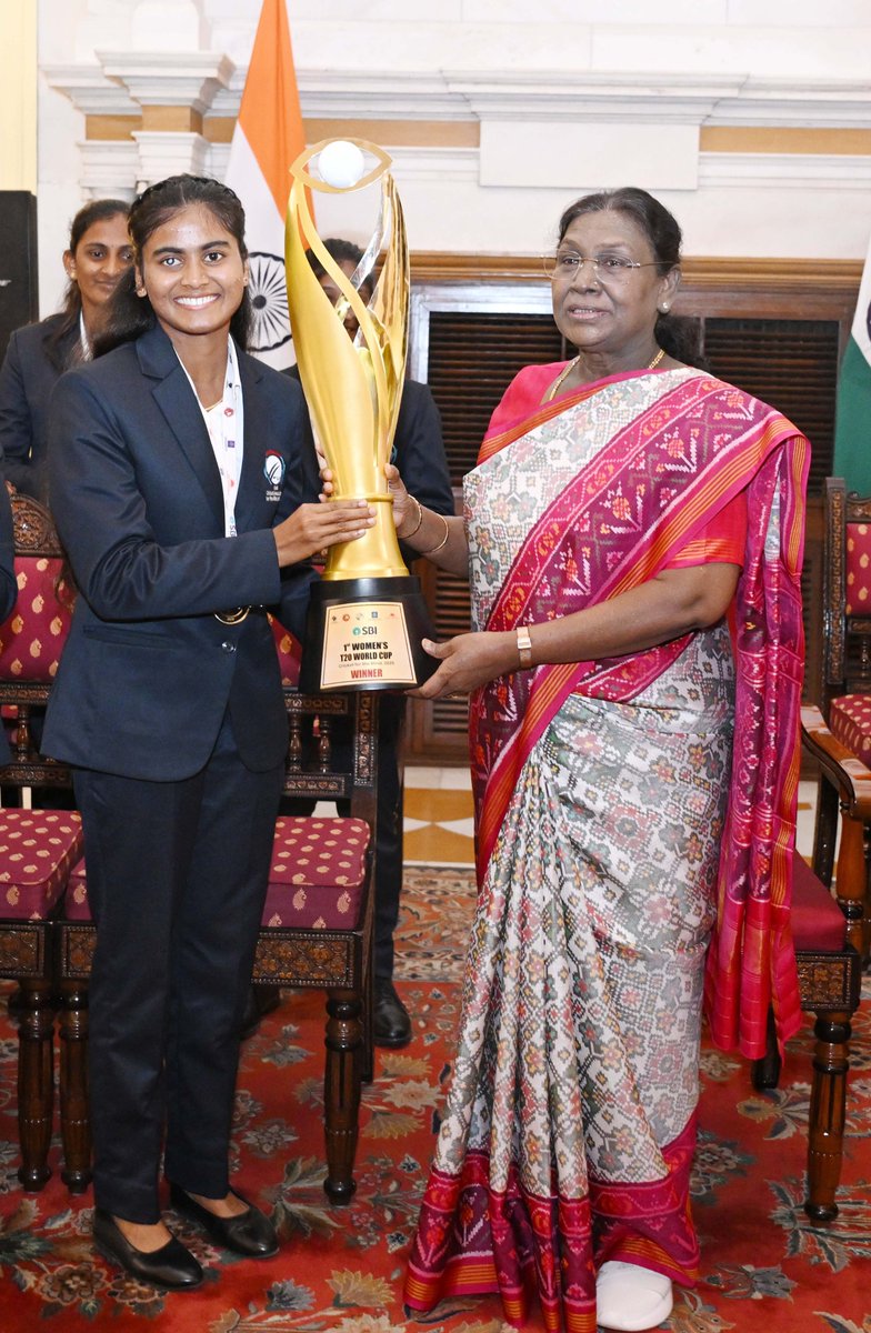 airnewsalerts's tweet image. Indian Blind Women’s Cricket Team, winner of the first-ever T20 World Cup called on President #DroupadiMurmu at Rashtrapati Bhavan.

On the occasion, President Murmu was presented an autographed cricket bat by the team.

The President also congratulated the team members on…