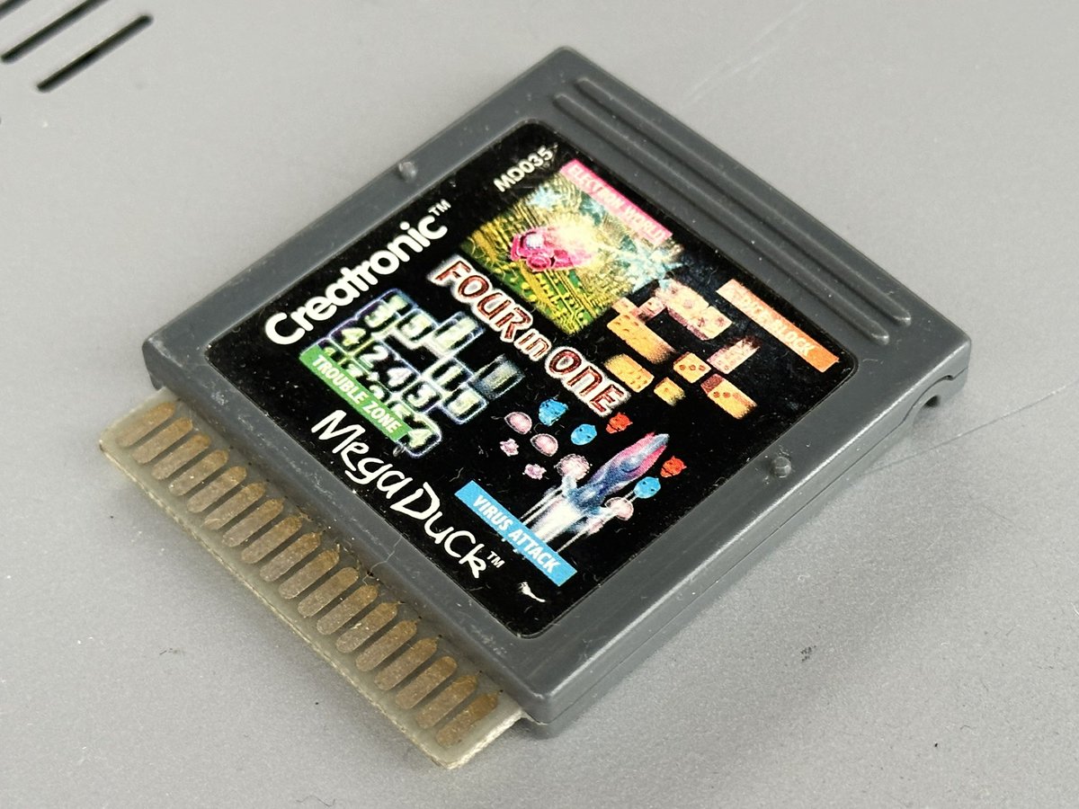 JoachimHesse's tweet image. Manchmal liegen auf dem #Flohmarkt Spiel-#Module für Geräte, von denen selbst ich noch nie bewusst gehört habe. Das #MegaDuck WG-108 von 1993 (aka #CougarBoy) ist ein GameBoy-Konkurrent aus Hong Kong. 24 Spiele (Hauptproduzent ist „Sachen“) sind laut Wikipedia dafür erschienen.