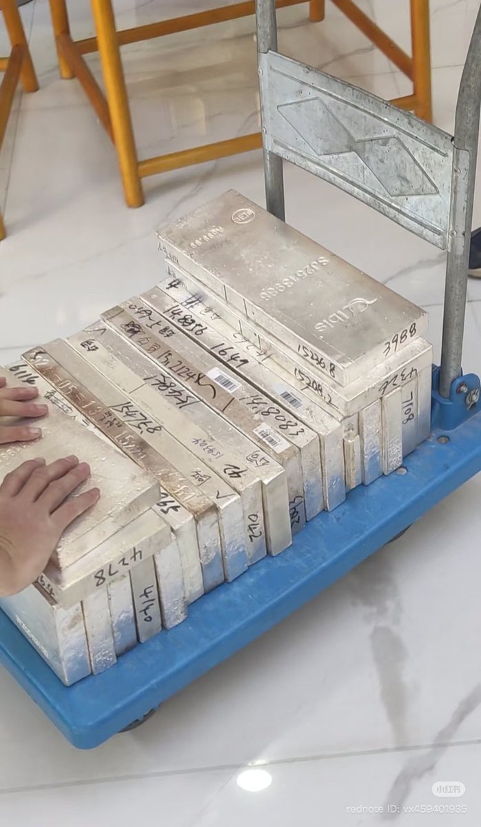 KingKong9888's tweet image. Today another China “boss” just loaded up with 330 kg of 9999 purity SGE #Silver slabs (22 pieces of 15KG SGE #Silver slabs) at ATH #Silver prices.