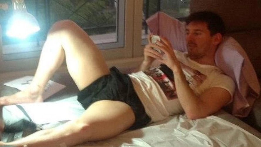 me desperté y lo primero que hice es agarrar el celular y a ponerme leer un bl