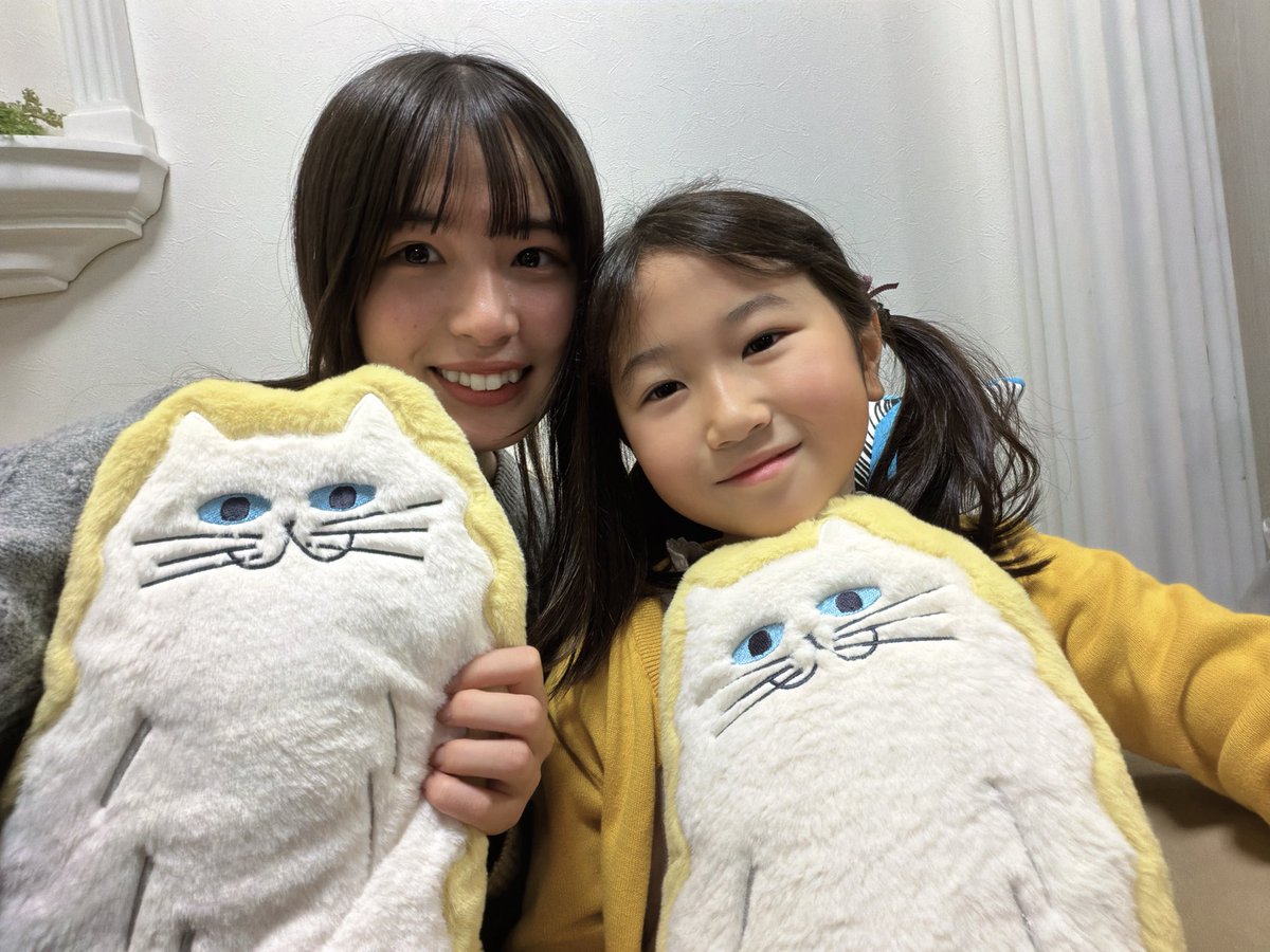映画「 #おばあちゃんの秘密」初号試写会でした🎐

久しぶりみんなに会えて嬉しかったです！♡

私の幼少期を演じてくれたののあちゃんが、お揃いのクッションをプレゼントしてくれました😻ほんとにありがとう！

素敵な映画になっていますので
沢山の方々に観ていただけますように💭
お楽しみに〜🌸