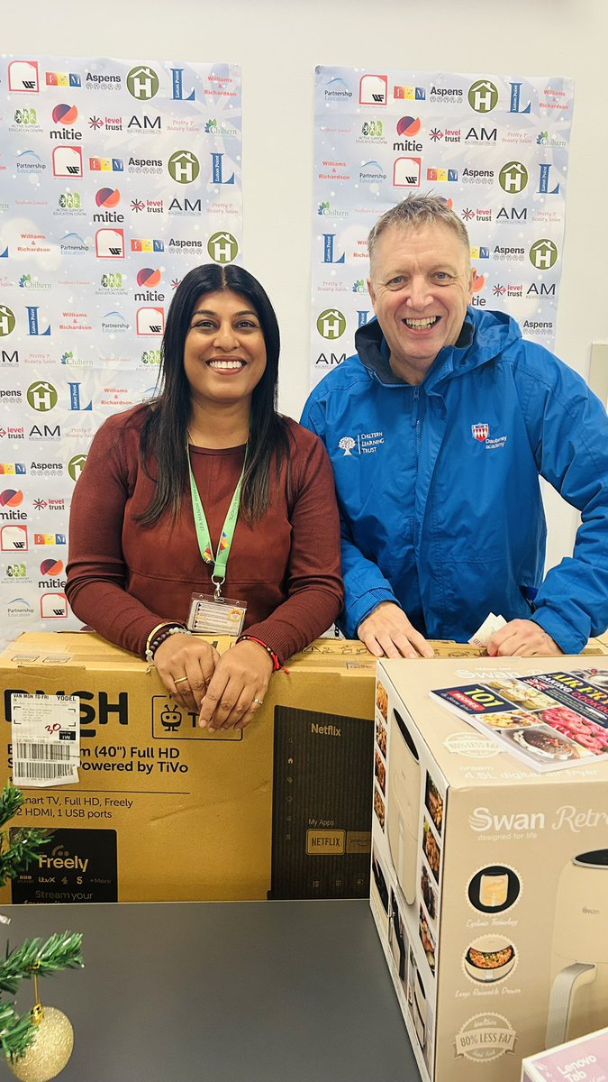 AJRAllModCons's tweet image. A pleasure to be at the fantastic @leamanorschool Christmas Fayre again! Don’t worry @ChilternLT central team, I’m still buying raffle tickets to get you a TV for your aerobics classes 😂. All proceeds this year to the fab @LevelTrust again ❤️