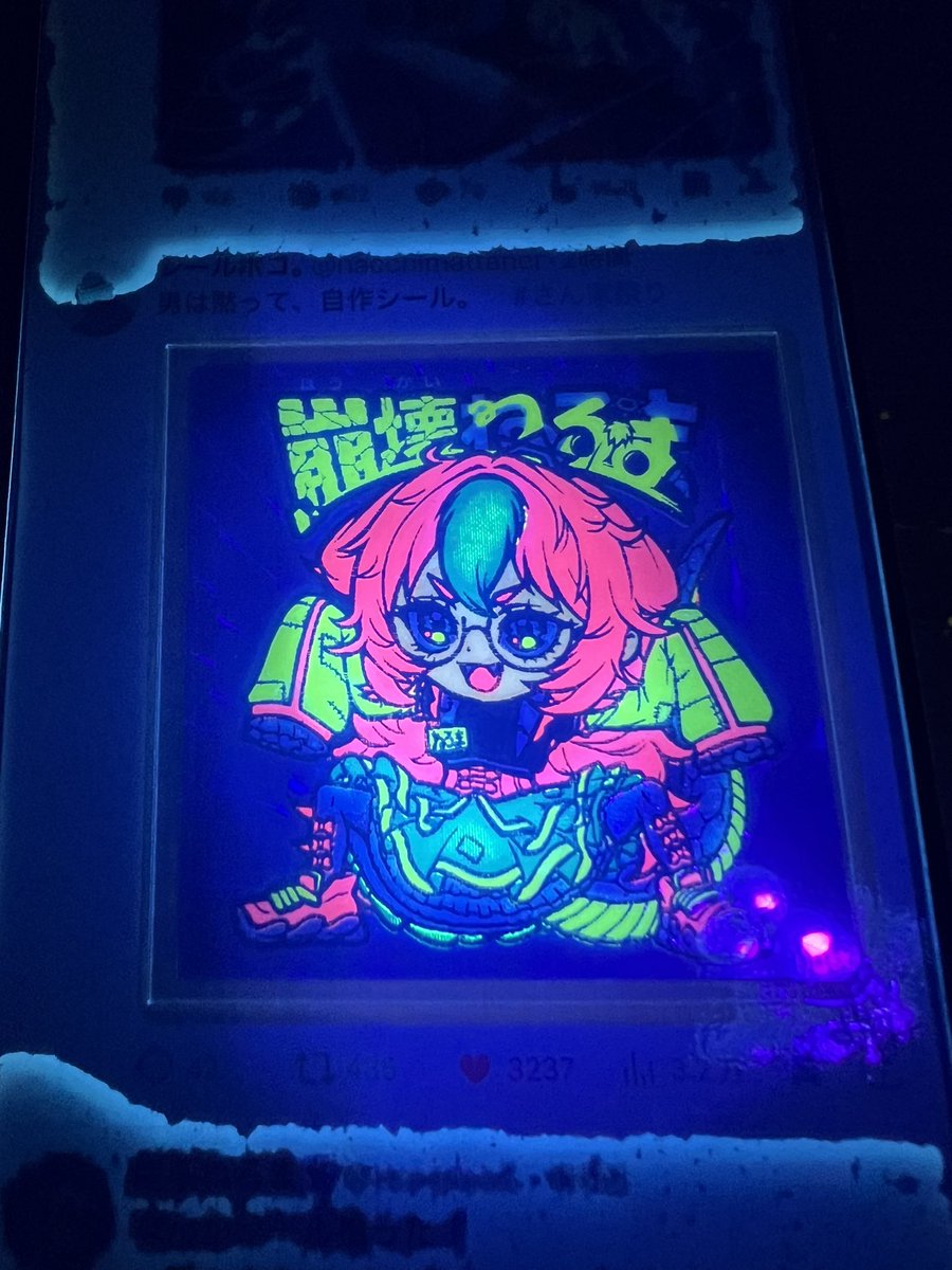 mic_create's tweet image. @roll_interconch 
ロールさんの新作シール！🐚✨

青プリズムの美しいことと
今回もシルクの技術が光る逸品！
個人的にこの銀のインク？の部分が
たまりません！☺️

台紙も隅々まで情報量が
こだわり抜かれております！

これはシールフォルダーではなく
このまま飾っておきたいですね！