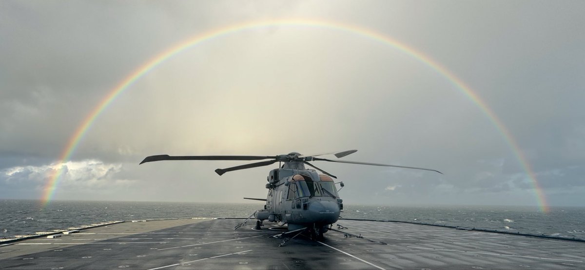 RFATidesurge's tweet image. 814 NAS Atlantic Flight have already had a busy start to their embarkation on SURGE carrying out training serials in casualty evacuation and Helicopter in Flight Refuelling using Merlin Mk2 ASW helo 
#SurgeCapacity #814NAS #welcomeaboard @RoyalNavy @RFAHeadquarters @RNASCuldrose