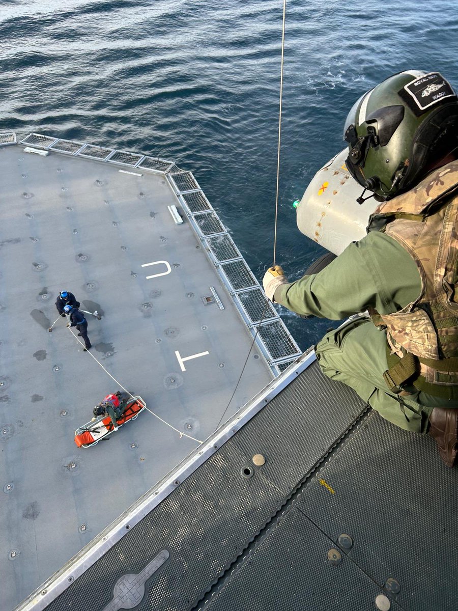 RFATidesurge's tweet image. 814 NAS Atlantic Flight have already had a busy start to their embarkation on SURGE carrying out training serials in casualty evacuation and Helicopter in Flight Refuelling using Merlin Mk2 ASW helo 
#SurgeCapacity #814NAS #welcomeaboard @RoyalNavy @RFAHeadquarters @RNASCuldrose