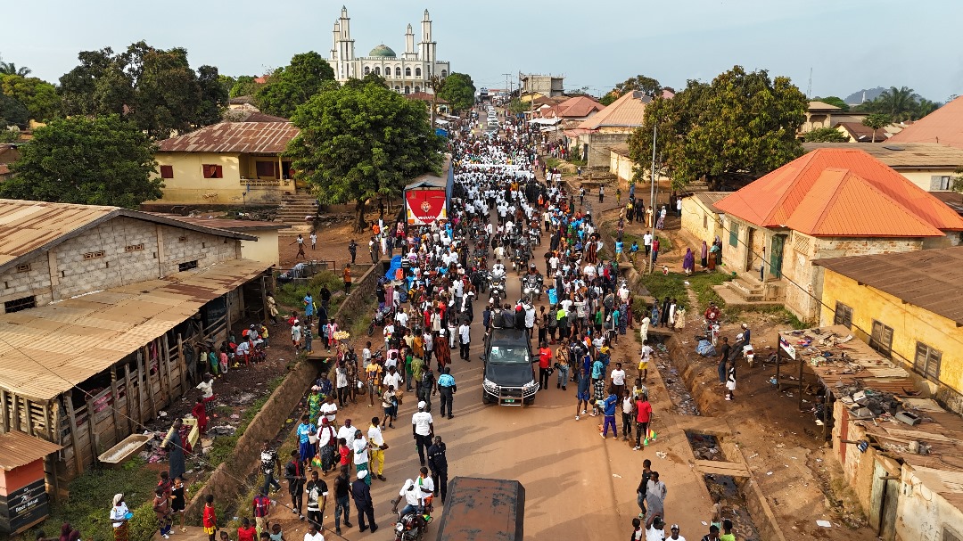 ZalyMerveille's tweet photo. Retour en images du  Lancement Saison Touristique Guinée 
La population de Nzérékoré a fait preuve d’une grande mobilisation lors du carnaval marquant le lancement de la saison touristique dans la ville. https://t.co/t13RdCO2xE