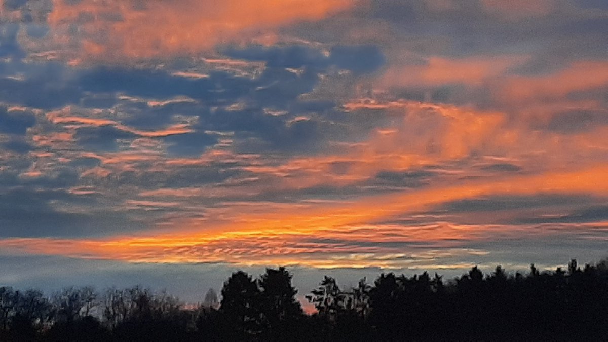 Een kwartetje mooie luchten kunst van de natuur, jammer dat weinigen het zien, buiten mogen werken heeft veel voordelen je hoort en ziet veel tenminste als je luistert en kijkt🤣😉Kwartetje mooi = beter als gemor of erger nog......