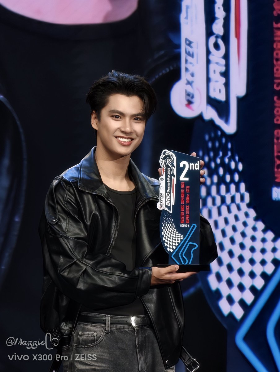 loveON_16's tweet photo. 今天的第一个惊喜是将奖杯🏆带来了，超棒👍🏻

OHM PAWAT IN GUANGZHOU
#OhmFMinGuangzhou
#ohmpawat https://t.co/yM39nQ4US5