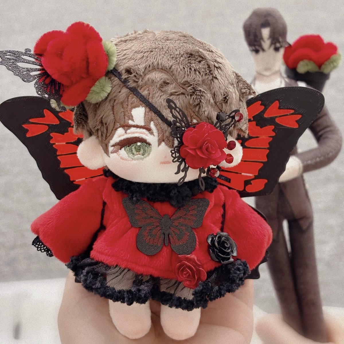 현장에 데려갔던 데롱따헌에게 블랙플로즈를 선물하다... 콜라보 안대 너무 옙뻐 🥺 아니 그리고 화분 뼈 든 몸 솔음이 줬는데 너무 잘 어울려요 ㅋㅋㅋㅋㅋㅋㅋㅋㅋ #데롱따헌 #몽실옷장_후기