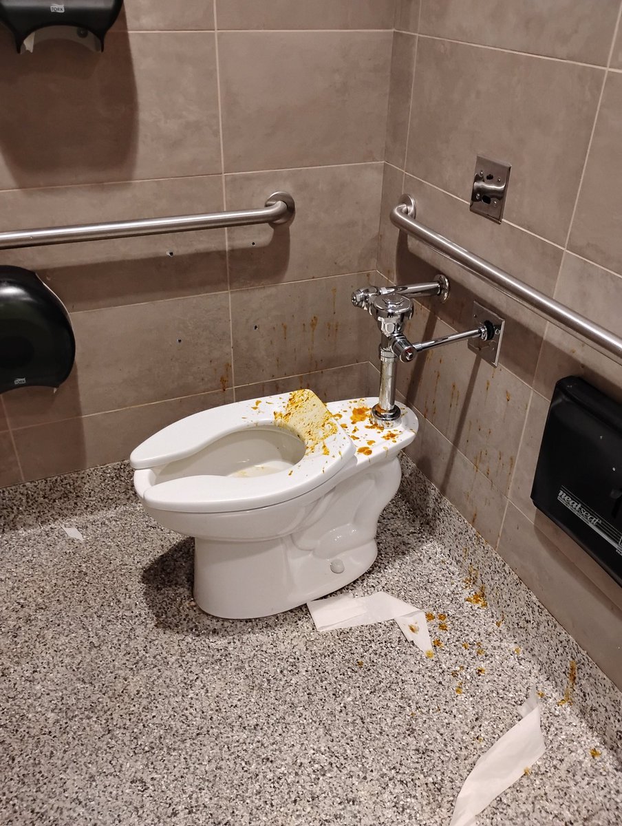 MoonshotWOODY's tweet image. Hella bearish start to my day 😂 

This is the gas station by my house, no that&apos;s not puke it&apos;s 100% booty spray🧻☣️  Who the fuck does this, ppl are fukn nasty bruh. This type of shit right here is why I never shake anyone&apos;s hand. There are some sick twisted mfs out there 🤢🤮