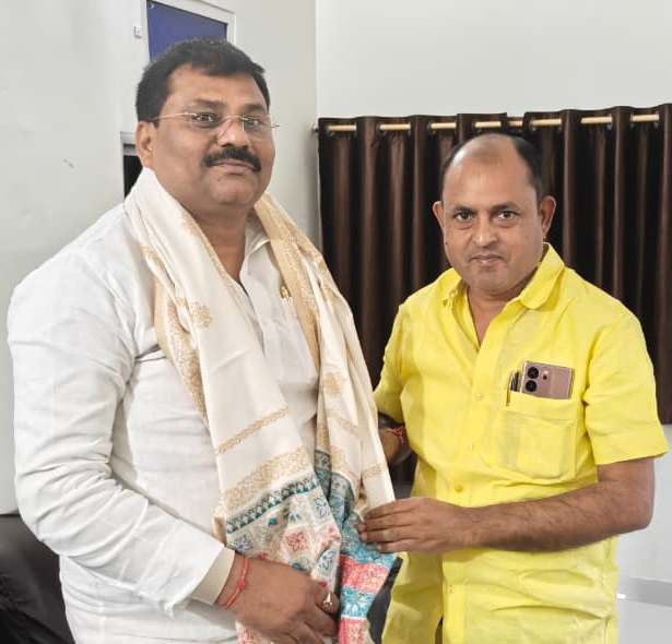 JDUUmeshSingh's tweet image. वैशाली के राजापाकर प्रखंड अंतर्गत बैकुण्ठपुर में श्री अवधेश राय जी के यहाँ आयोजित वैवाहिक कार्यक्रम में सम्मिलित होकर परिवारजनों को हार्दिक बधाई एवं शुभकामनाएं प्रेषित कीं।