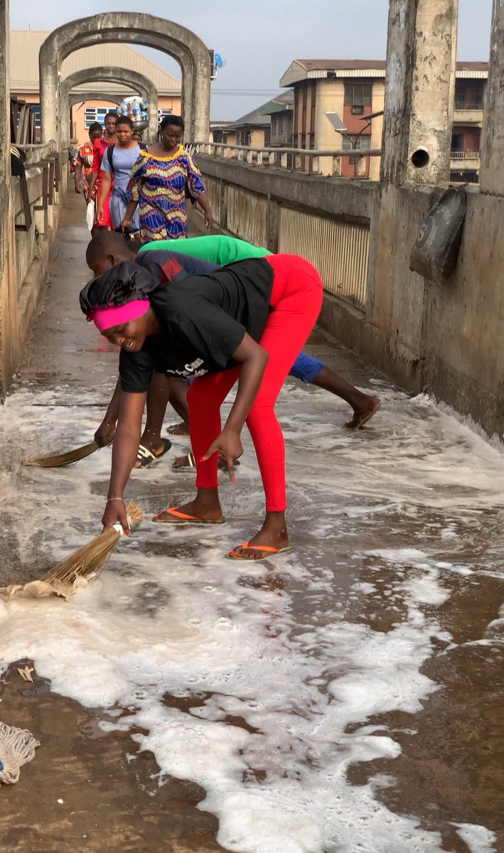 Maureengabriel_'s tweet image. Let it be on a record that in the city of Onitsha in Anambra state, that a girl called MAUREEN from Amagunze in Enugu state,  was the first woman to wash the Almighty MCC Pedestrian Bridge with her team on the 29/11/25. This is part of the charitable organization I’m talking abou