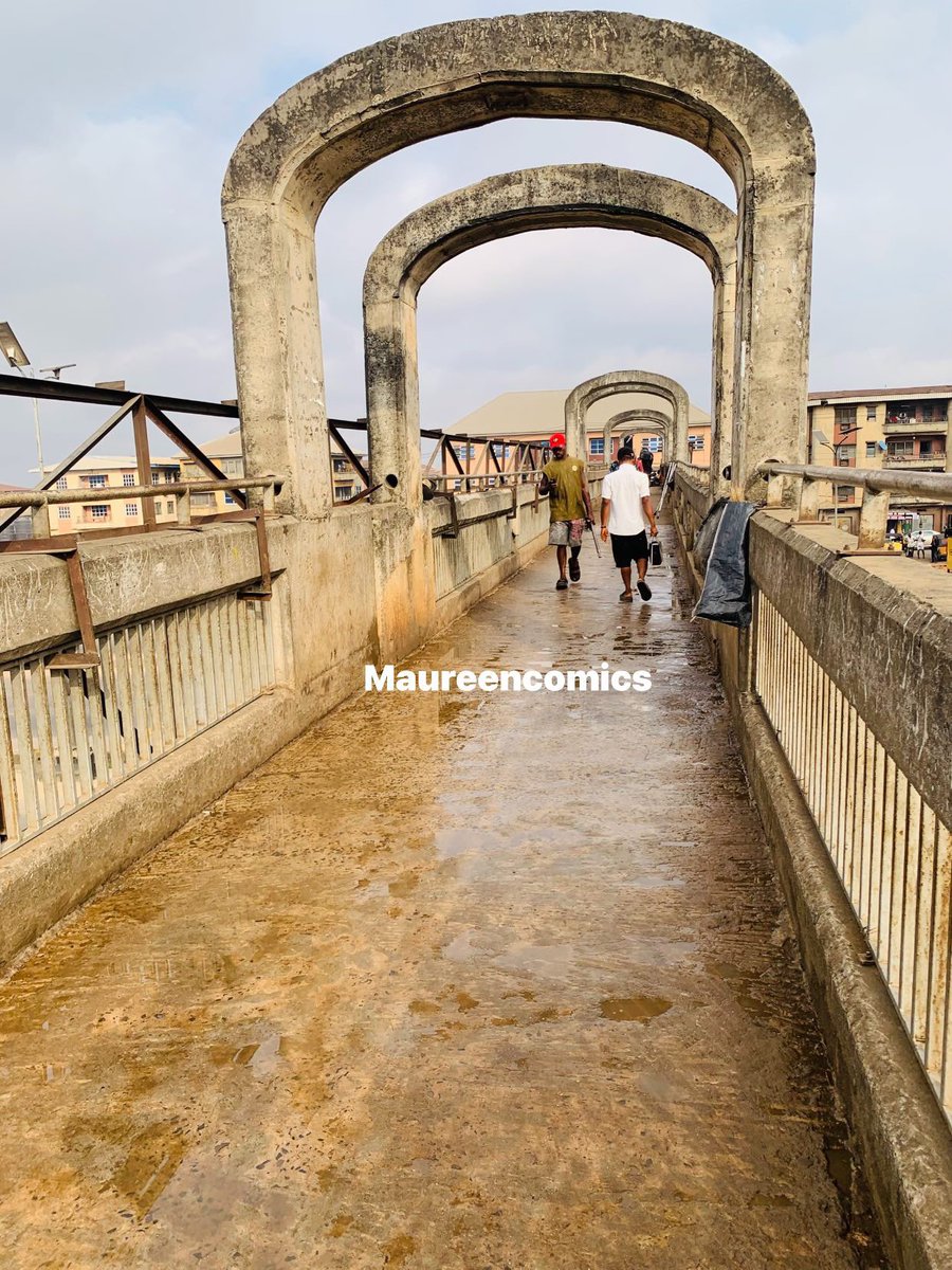 Maureengabriel_'s tweet image. Let it be on a record that in the city of Onitsha in Anambra state, that a girl called MAUREEN from Amagunze in Enugu state,  was the first woman to wash the Almighty MCC Pedestrian Bridge with her team on the 29/11/25. This is part of the charitable organization I’m talking abou