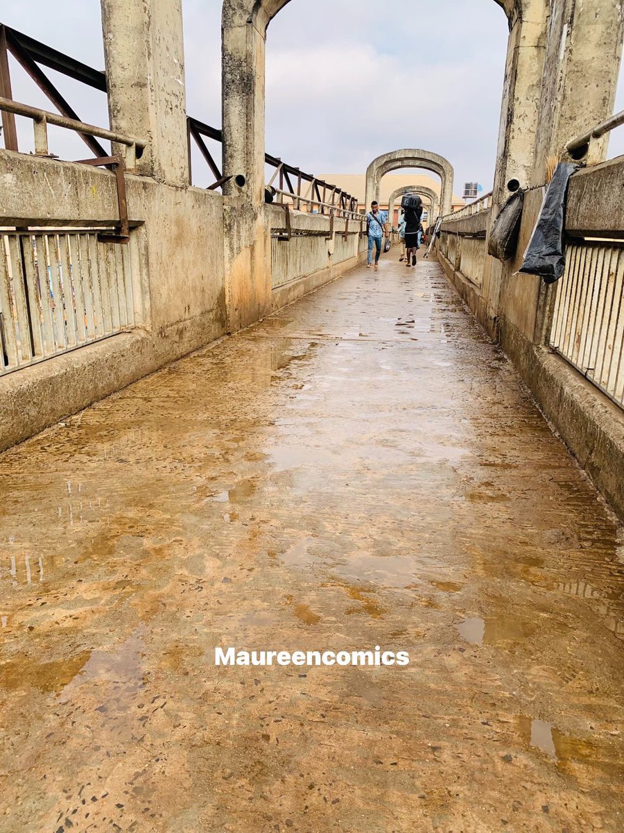Maureengabriel_'s tweet image. Let it be on a record that in the city of Onitsha in Anambra state, that a girl called MAUREEN from Amagunze in Enugu state,  was the first woman to wash the Almighty MCC Pedestrian Bridge with her team on the 29/11/25. This is part of the charitable organization I’m talking abou