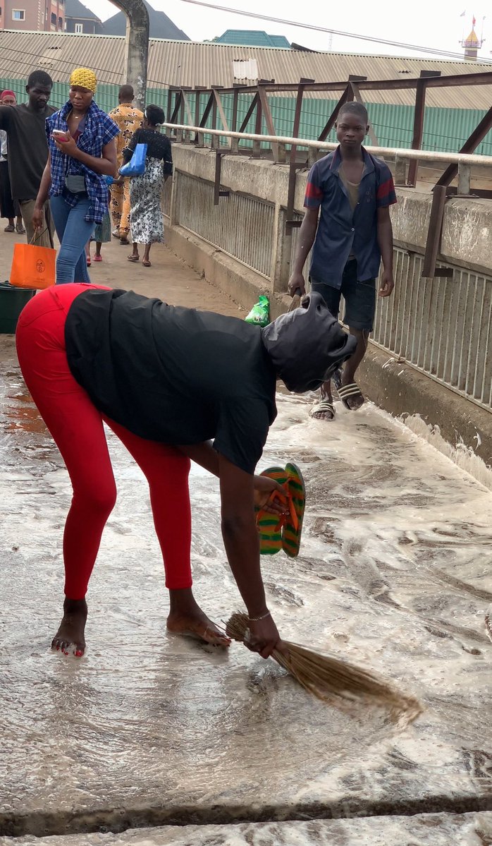 Maureengabriel_'s tweet image. Let it be on a record that in the city of Onitsha in Anambra state, that a girl called MAUREEN from Amagunze in Enugu state,  was the first woman to wash the Almighty MCC Pedestrian Bridge with her team on the 29/11/25. This is part of the charitable organization I’m talking abou