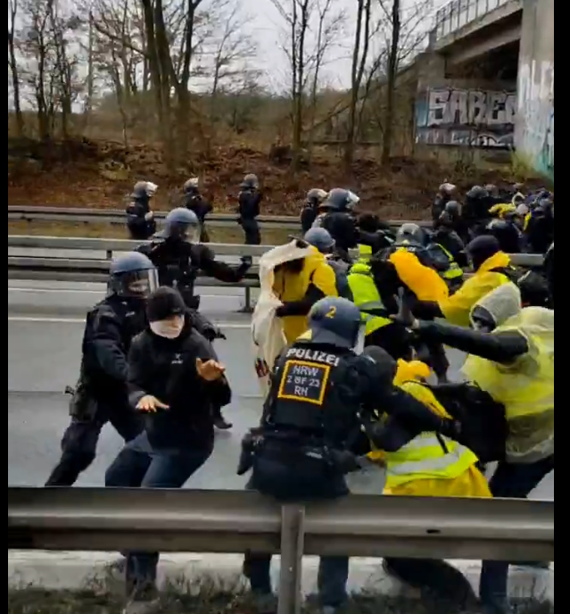 Im Prinzip liefern sich in Gießen aus Steuergeldern bezahlte Polizeibeamte ein Gefecht mit aus Steuergeldern bezahlten „Aktivisten“, über was dann die mit Zwangsabgaben finanzierten Fernsehsender in ihrem Sinne berichten werden. Ein weiteres Indiz für den Inszenierungscharakter