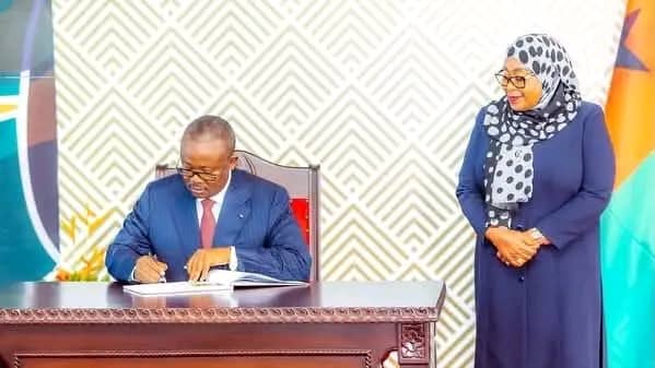 <a href="/_AfricanUnion/">African Union</a>  mnalalamikia na kutotambua serikali ya mpito ya jeshi la GUINEA -BISSAU ambayo imeingia kistarabu bila kisa cha hata mende kuuwawa 
Wakati inatambua serikali iliyoigiza uchaguzi fraud, mauwaji , na kuoga damu 
<a href="/Julius_S_Malema/">Julius Sello Malema</a> hakukosea kuwaita club ya kulindana