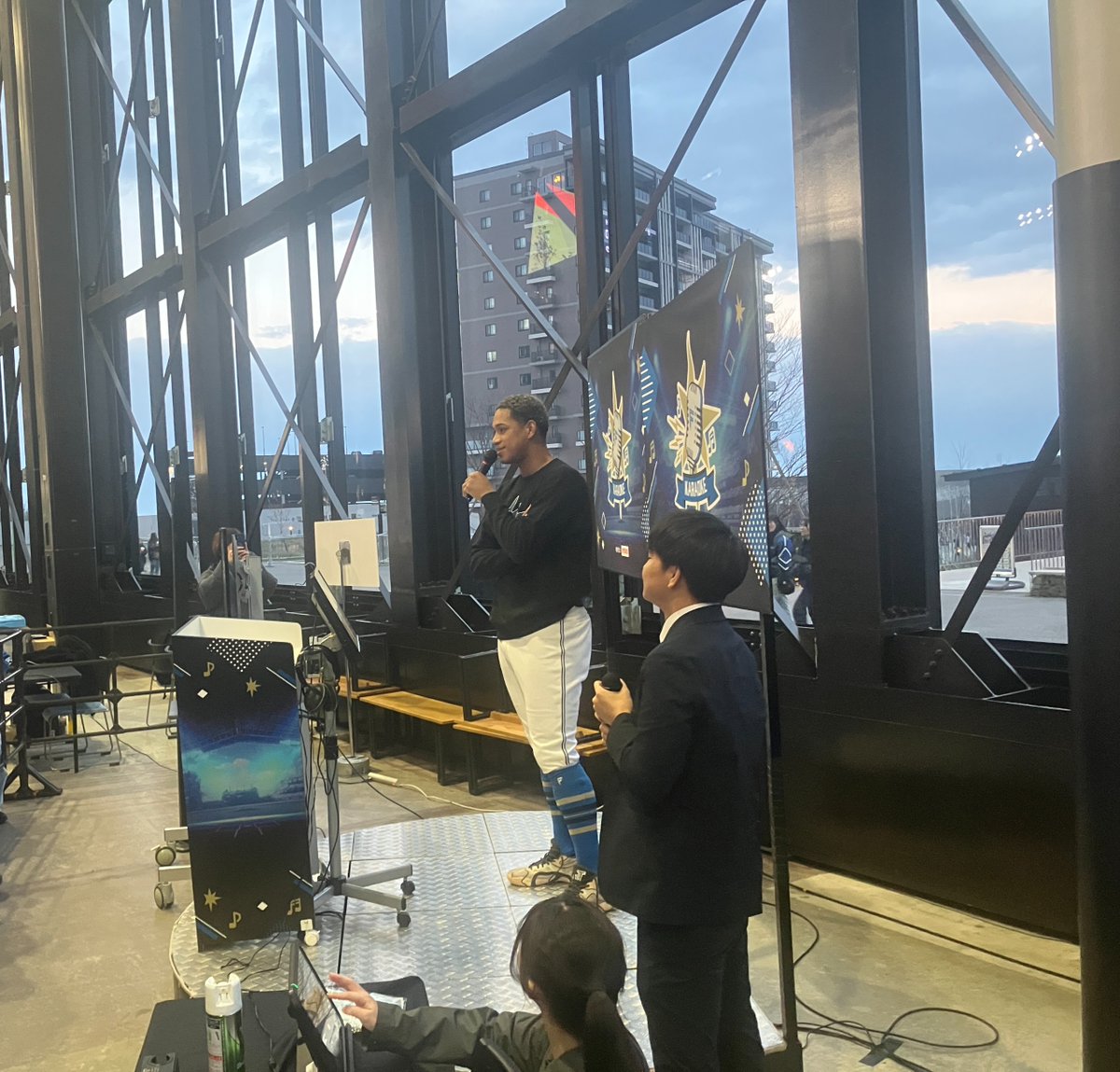 FightersPR's tweet image. ╭━━━━━━━━━━━━━╮
 ˗ˏˋ 🫧#FFES2025 の思い出🫧ˎˊ˗
╰━━━━━━ｖ━━━━━━╯

生歌を聴けた人はラッキー🎤🎶

#万波中正 選手がカラオケにサプライズ登場しました！

何の曲を歌ったかは #FFES2025 のタグを振り返ってチェック☑️🙄

#lovefighters