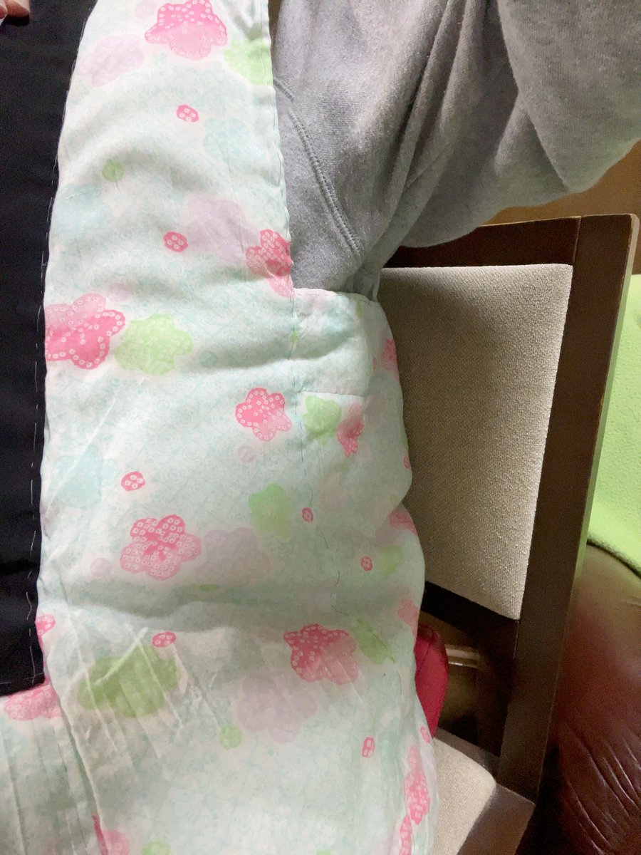 220second's tweet image. 9月に100歳で天国にお出かけしたはるばぁちゃん。

友人のおばあちゃんなんだけど、5年くらい毎年会いに行ってたから、勝手に自分にとってもおばあちゃんのような気持ちでいる。

そんなはるばぁちゃんが作ってくれた綿入れ。今年も活躍の季節がきた。

わたしのための綿入れがしあわせであたたかい。