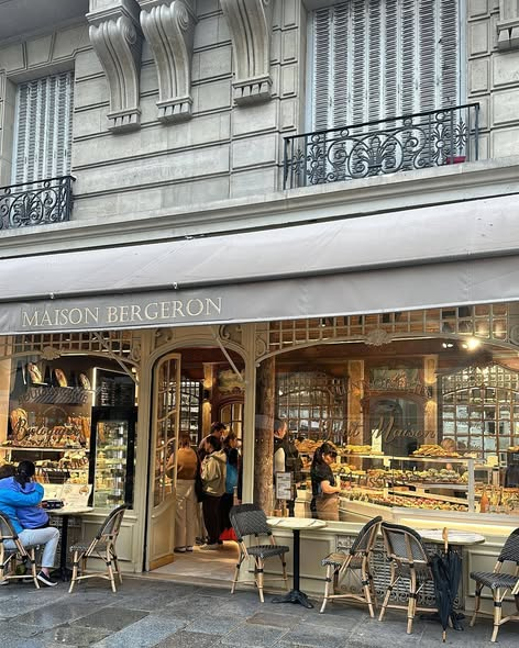 MelinaPapa34175's tweet image. Missing those cobbled streets, fresh flowers, and the undeniable charm of France today. Even though the UK is my new home and adventure, a piece of my heart is definitely still in Paris! 📷📷
.
.
.
.
.
#MissingFrance
#MovingToUK
#FranceToUK
#TravelMemories
#HomeAwayFromHome