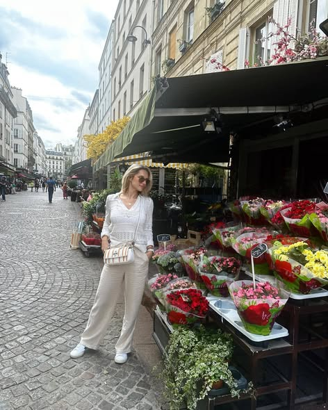 MelinaPapa34175's tweet image. Missing those cobbled streets, fresh flowers, and the undeniable charm of France today. Even though the UK is my new home and adventure, a piece of my heart is definitely still in Paris! 📷📷
.
.
.
.
.
#MissingFrance
#MovingToUK
#FranceToUK
#TravelMemories
#HomeAwayFromHome