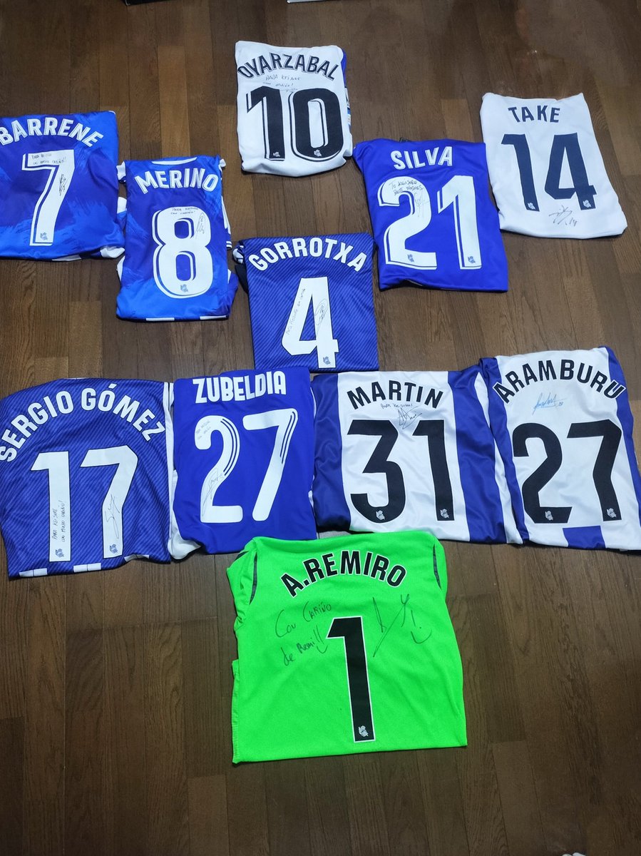 ラレアルの自分のサイン入りユニで4-3-3組んでみた