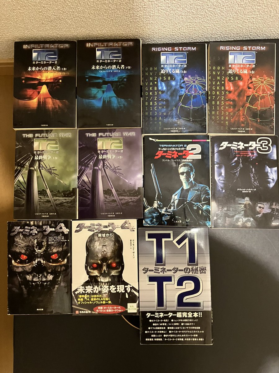 自分が集めた『ターミネーター』シリーズのDVDや書籍。小説は随分前に