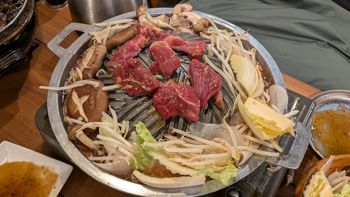 dy_crape_myrtle's tweet photo. うめえええあああ
焼肉からそっち行くの？って店主に呆れられた
鍋はジンギスカンではなくてムーガタ鍋というタイで人気の鍋らしい https://t.co/ZC4W9gNkvl