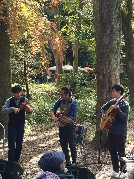 11/29(土)下鴨神社 森の手づくり市「森の音楽会」

気持ち良い森の中で、#ドレクスキップ の演奏を聴いてくださり、ありがとうございました！
スタッフのみなさま、他出演者のみなさま、ありがとうございました。

30日も手づくり市は引き続き開催です。

#Drakskip
#北欧音楽
#北欧伝統楽器