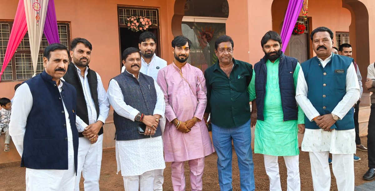 DrKPSinghYadav's tweet image. गुना के किष्किंधा हाउस महुग़डा में श्री दौलत सिंह यादव जी के सुपुत्र के शुभ विवाह समारोह में सम्मिलित होकर शुभकामनाएं प्रेषित की