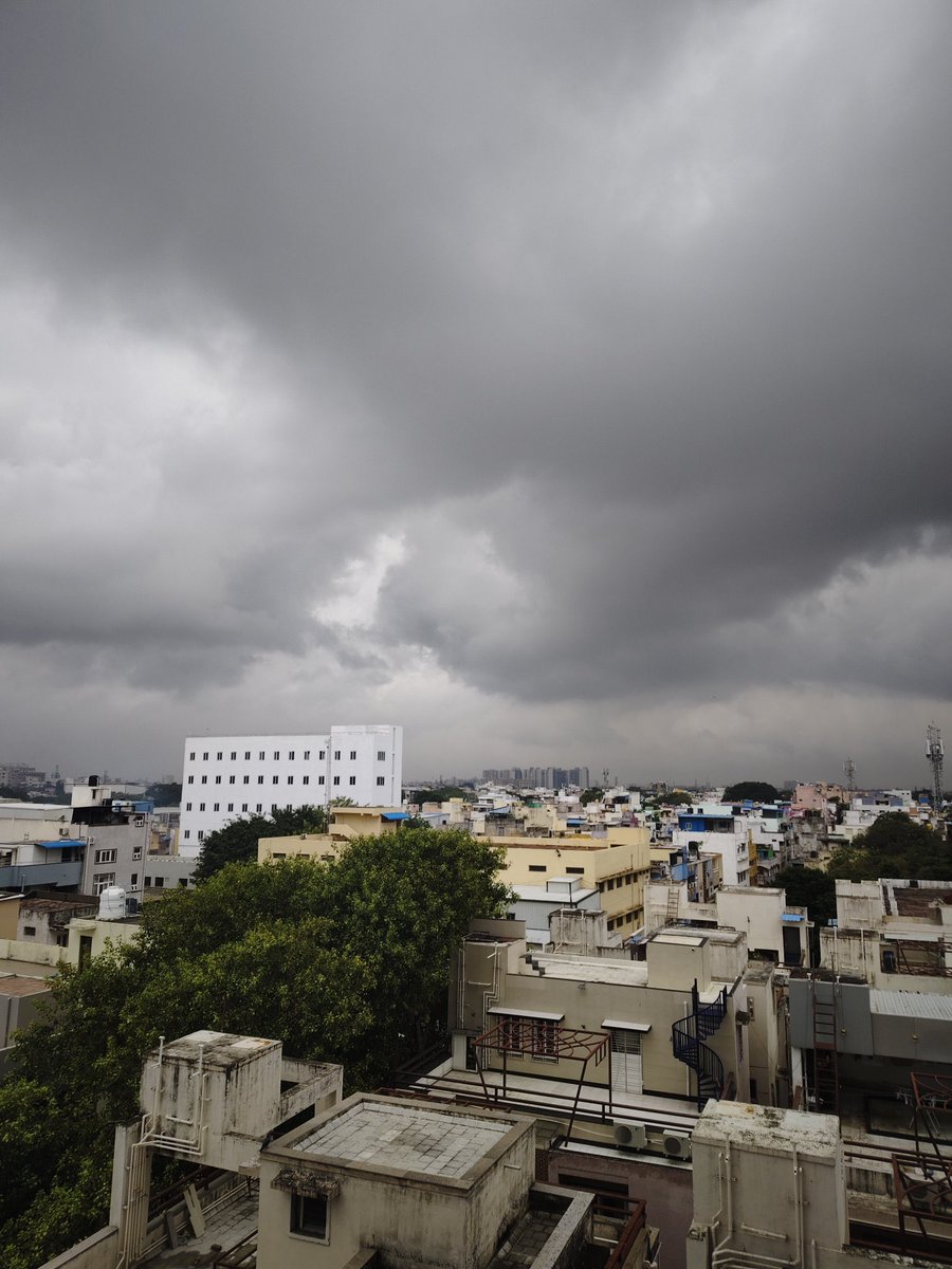 DineshkumarDKN's tweet image. TN People Right Now🥶🥶⛈️☔️#CycloneDithwah #chennairains