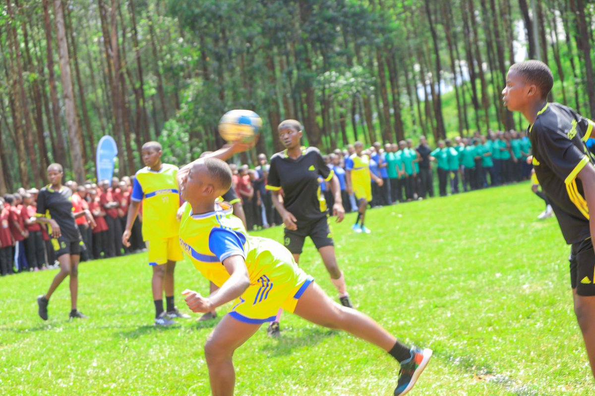 FerwahandRwanda's tweet image. Kuva kuri uyu wa Gatandatu ku bibuga bya ISF Nyamasheke i @Nyamasheke ku bufatanye bwa @Rwanda_Sports  na FERWAHAND hari kubera irushanwa rihuza ibigo by&apos;amashuri biri muri gahunda ya #isongaprogram  mu mukino wa #Handball, rikazasozwa ejo ku Cyumweru.

#RwandaHandball